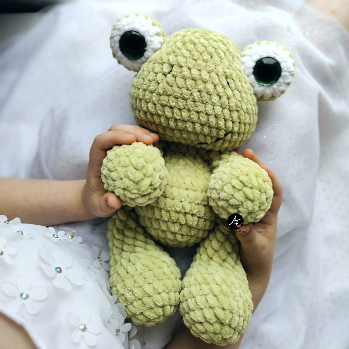 Frog from the series Big-eyed animals (crochet toy)
