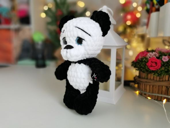 Panda from the series Mini Big-eyed animals (crochet toy)